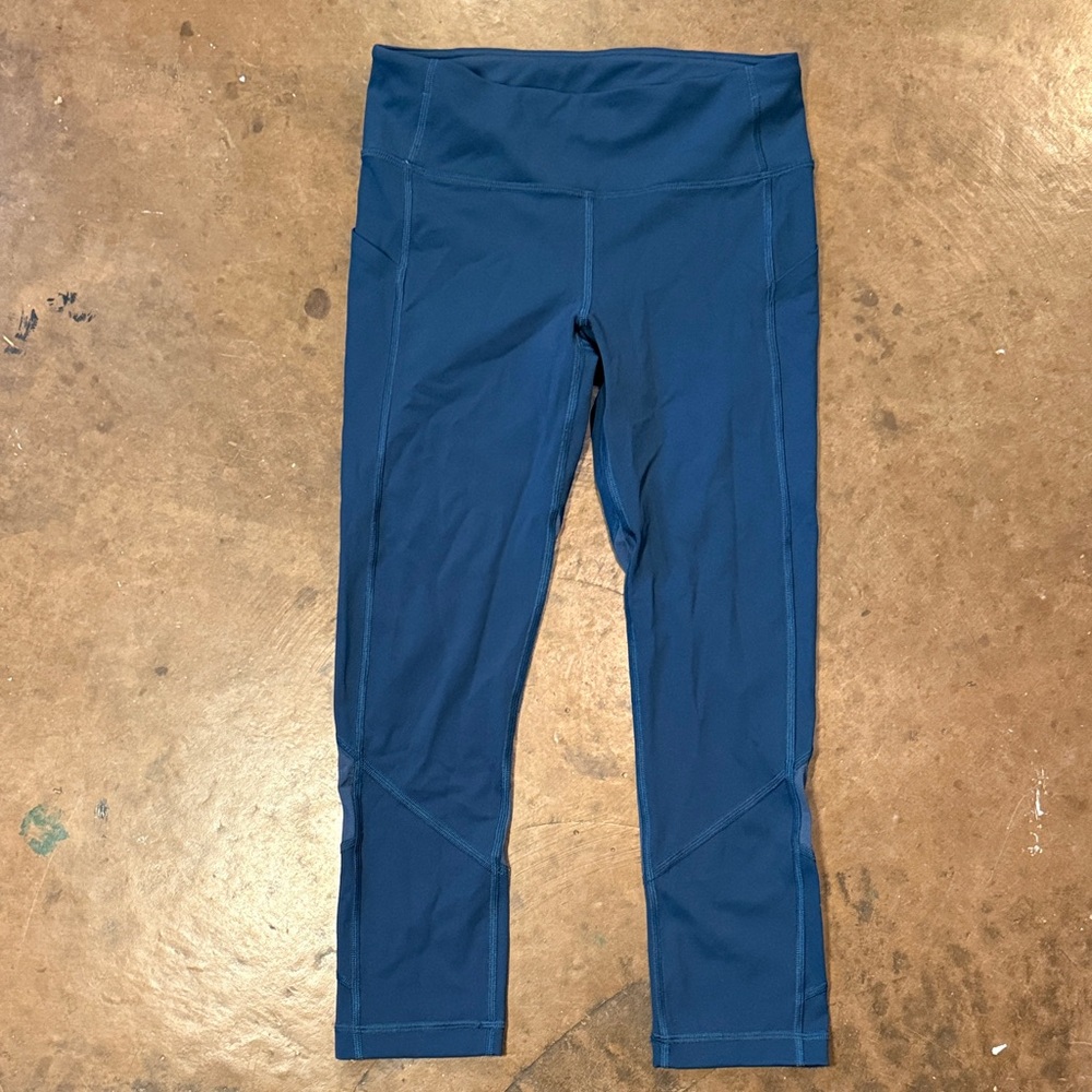 LULULEMON ATHLETICA Navy Blue Capri Leggings with Mesh Patches and Zipper Pocket